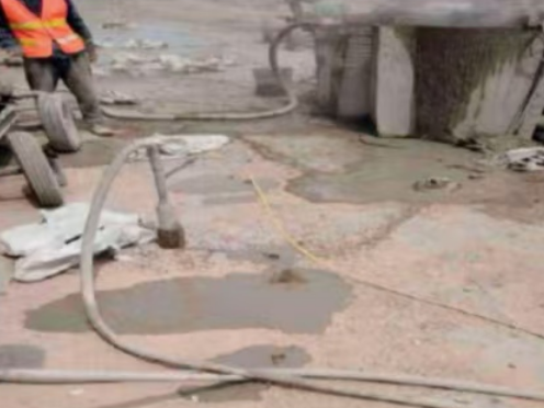 阿拉善水泥混凝土路面板底注浆技术 路面脱空注浆整治方案